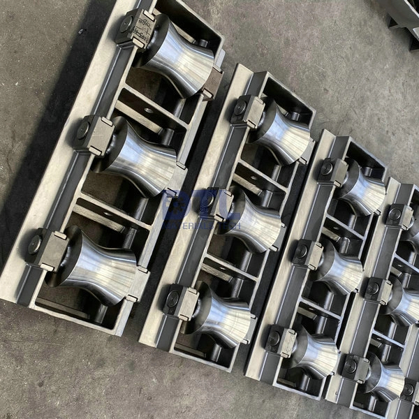 Gusstische mit Rollen montiert 